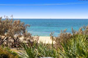 Caloundra Retro Beach House in Front of Ocean