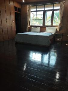 Ban Elephant Blanc Bungalow