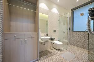 SaffronStays Lords Pavilion - 6BR Luxury Villa with Lawn & Cricket Turf near Pawna