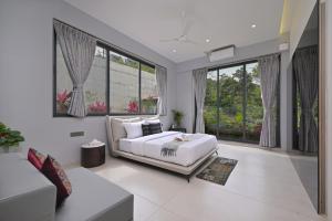 SaffronStays Lords Pavilion - 6BR Luxury Villa with Lawn & Cricket Turf near Pawna