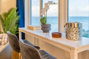 Stunning Beachfront condo in sunny Sunny Isles Beach with AC, fitness room, WiFi
