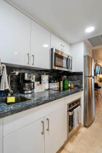 Stunning Beachfront condo in sunny Sunny Isles Beach with AC, fitness room, WiFi
