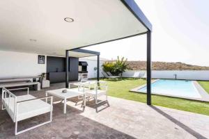 Tulio II family villa heated pool