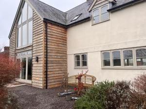 Elmcroft, Large House with Shepherds Hut