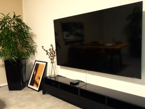 Getaway Apartment mit Balkon - großem Doppelbett & Schlafsofa für insg 4 Pers - ruhig gelegen, ideal zum Wohlfühlen&Ankommen - Kinderbett&Hochstuhl - Messe Düsseldorf&Essen - S-Bahn