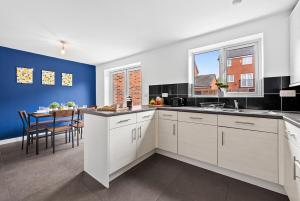 Spacious 4-Bed Home for Monthly Stays, Super King Beds, WiFi, Drive Parking, Near City Centre