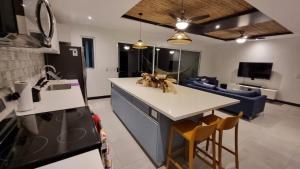 Casa Cardumen | 4BR Retreat in Jacó • Walk to Beach & Pool