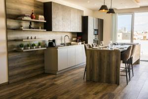 Cosy & Central Penthouse in Victoria