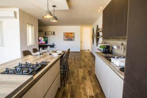 Cosy & Central Penthouse in Victoria