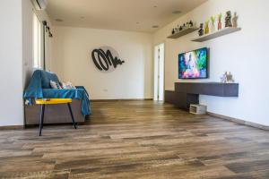 Cosy & Central Penthouse in Victoria