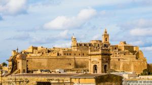 Cosy & Central Penthouse in Victoria