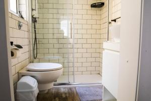 Cosy & Central Penthouse in Victoria