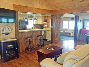 KH4111- The Beach Barn