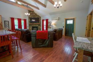 New Listing! Wine Country Retreat - 2 Bed, Hot Tub