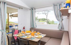 Standard Mobile Home (6 Adults)	 room in Domaine Résidentiel de Plein Air Odalys Le Vorlen