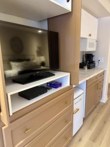 Newly Renovated Ski-In Ski-Out 1-Bedroom Condo with Pool, Gym, Sauna by Horseshoe Valley
