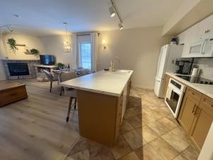 Luxurious Ski-In Ski-Out Jacuzzi Condo with King Bed, Pool, Gym and Sauna