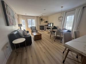 Luxurious Ski-In Ski-Out Jacuzzi Condo with King Bed, Pool, Gym and Sauna