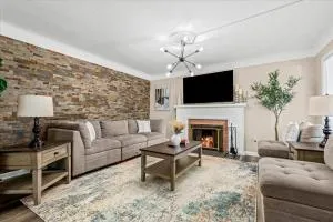 Newly Renovated 4 Bedroom 2 Bath Downtown Dearborn - 迪尔伯恩