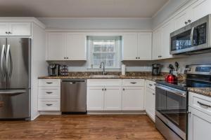 Four-Bedroom Holiday Home room in Bike Path Getaway in Town