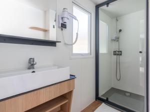 Campings Domaine Residentiel de Plein Air Le Port de la Chaine : Mobile Home Standard (2 Adultes)