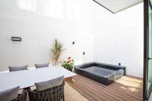 New Downtown Condo with Private Dipping Pool