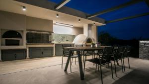 Grand Aqua Luxury Villa by Mintzi