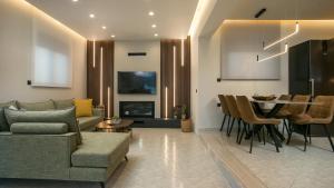 Grand Aqua Luxury Villa by Mintzi