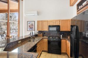 New Snowmass View Townhome Ski-in Ski-Out by The Woodrun V Townhouses