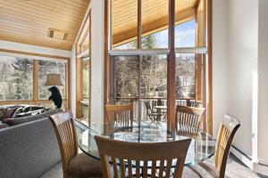 New Snowmass View Townhome Ski-in Ski-Out by The Woodrun V Townhouses