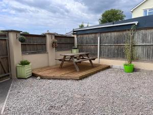 Ty Bach Melyn, car parking and private courtyard