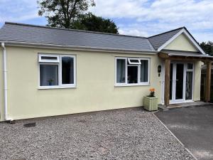 Ty Bach Melyn, car parking and private courtyard