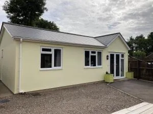 Ty Bach Melyn, car parking and private courtyard - Coity