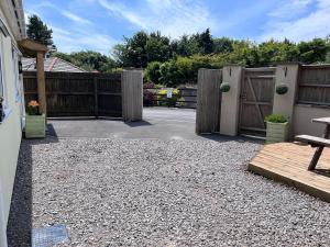Ty Bach Melyn, car parking and private courtyard