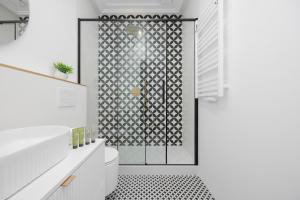 Modern Apartments with Air Conditioning in Warsaw Close to Three Parks by Renters Prestige