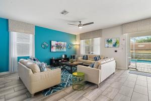 Bright 8 Bdrm Villa with Theater in Champions Gate