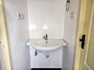 AMC HOME STAY And ROOMS