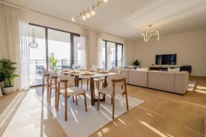 HiGuests - Experience Coastal Elegance at La Rive 2 in La Mer