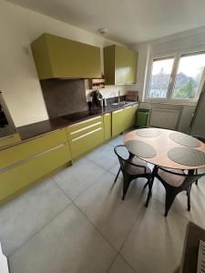Appartements Vaste appartement avec parking gratuit, borne dispo et espace de travail : photos des chambres