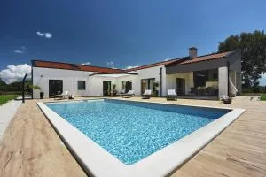 Villa Radola Residence only 3 km from beach for 6 people with private pool & large garden - Hrboki