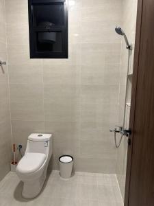 شقة بتصميم أنيق بصالة وغرفة نوم