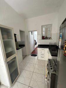 Quarto Copacabana próximo à praia e metro