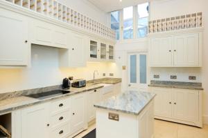The Belsize Park Place - Charming 6BDR Home with Garden