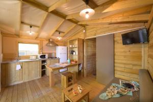 Campings Domaine Residentiel de Plein Air Kerleyou : Premium Cosyflower (4 Adults)