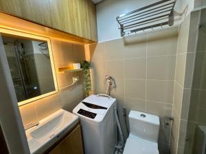 Deluxe Room with Parking in Red Residences Chino Roces Ave, Makati by Prime Stay