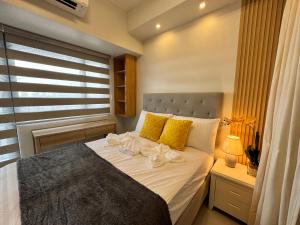 Deluxe Room with Parking in Red Residences Chino Roces Ave, Makati by Prime Stay