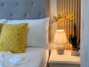 Deluxe Room with Parking in Red Residences Chino Roces Ave, Makati by Prime Stay