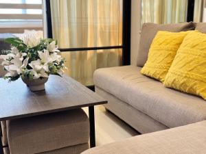 Deluxe Room with Parking in Red Residences Chino Roces Ave, Makati by Prime Stay