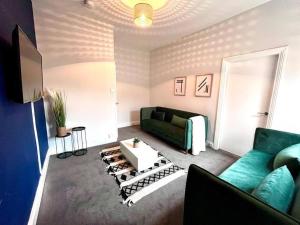 4 bedroom 10 mins to city