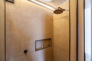 Luxury City-Center Apt with Balcony, Aircon & View